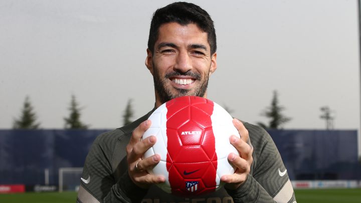 Luis Suárez posa con el balón del Atlético.
