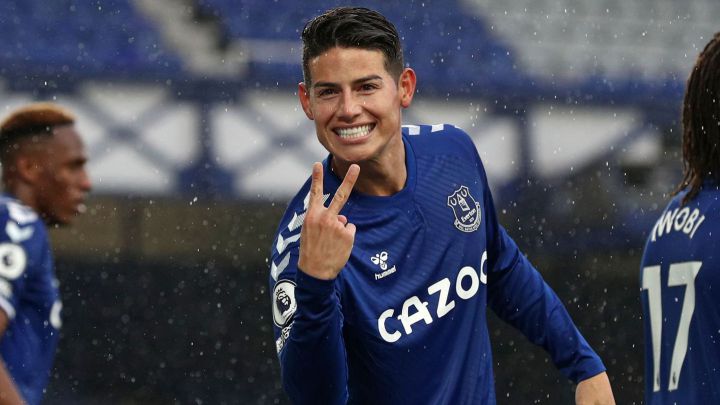 James Rodríguez celebra un gol con el Everton.