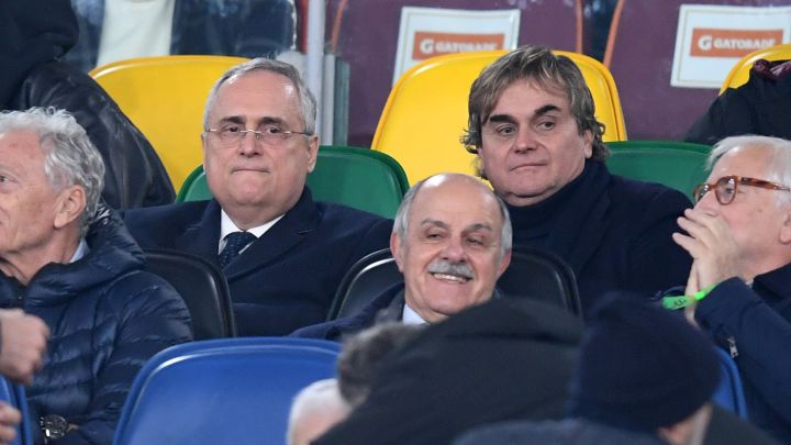 Lotito, a la izquierda, en el palco del Olímpico durante el derbi de Roma.