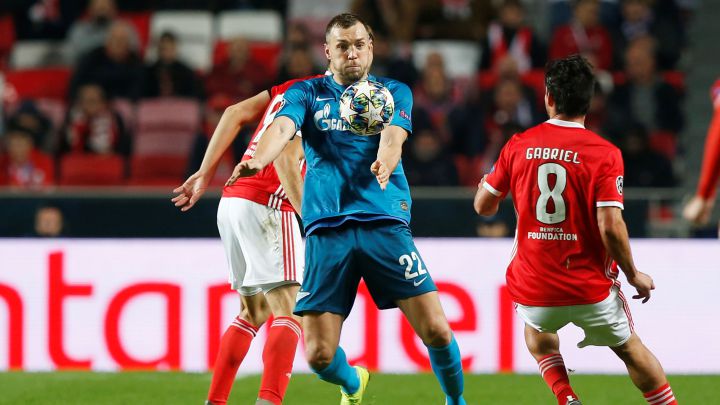 Artem Dzyuba controla el balón jugando con el Zenit.