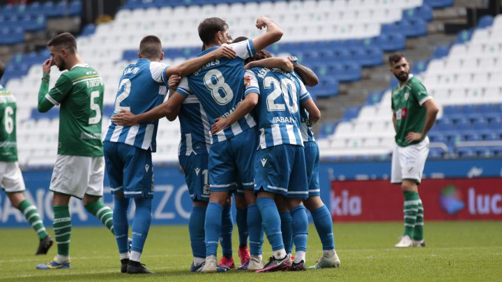 Los jugadores del Depor felicitan a Lara tras el gol.