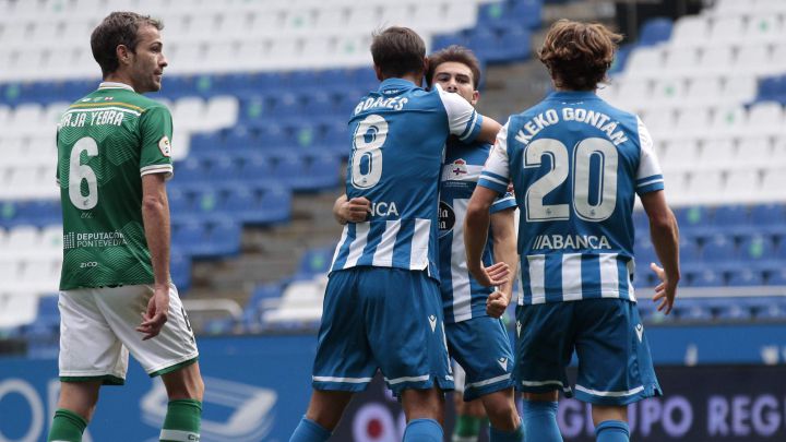 Borges felicita a Lara, autor del gol en la victoria ante el Coruxo.