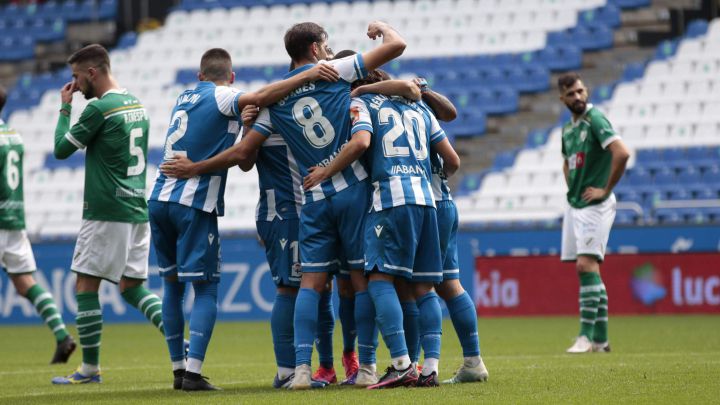 Los jugadores del Depor felicitan a Lara tras el gol ante el Coruxo (1-0)..