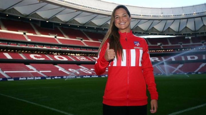 Deyna Castellanos, jugadora del Atlético, posa en el Wanda Metropolitano.
