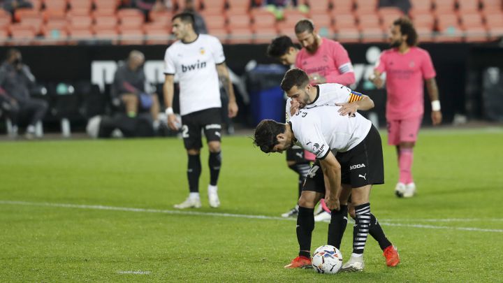 Carlos Soler y Gayà conversan antes de lanzar un penalti contra el Madrid.