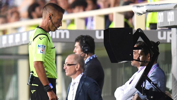 El árbitro Davide Massa revisa una jugada en el VAR.