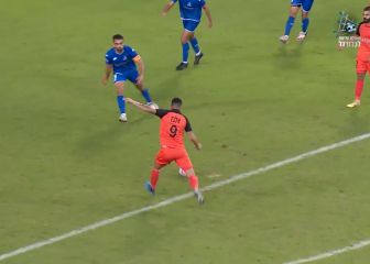 La pesadilla de cualquier '9': ¡patea al palo cuatro veces en cinco minutos!