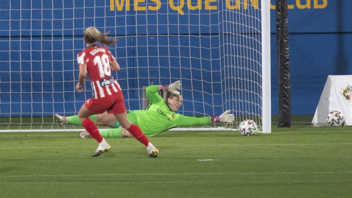 Cata Coll paró el penalti a Duggan.