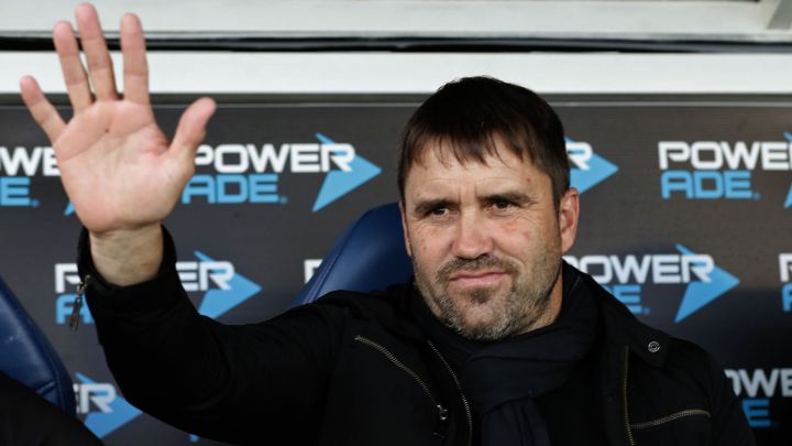 Eduardo Coudet saluda en los prolegómenos del encuentro entre Racing Club y Tigre de la liga argentina.