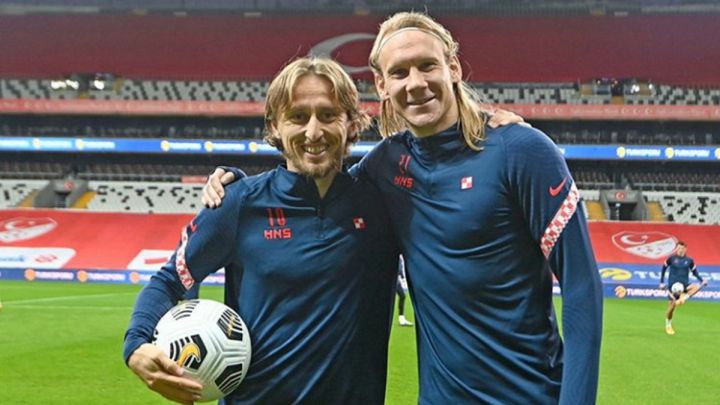 Modric y Vida, en el césped del Vodafone Park de Estambul la víspera del amistoso Turquía-Croacia, en cuyo descanso se conoció el positivo por coronavirus del segundo.