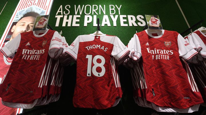 Merchandising de la tienda del Arsenal.