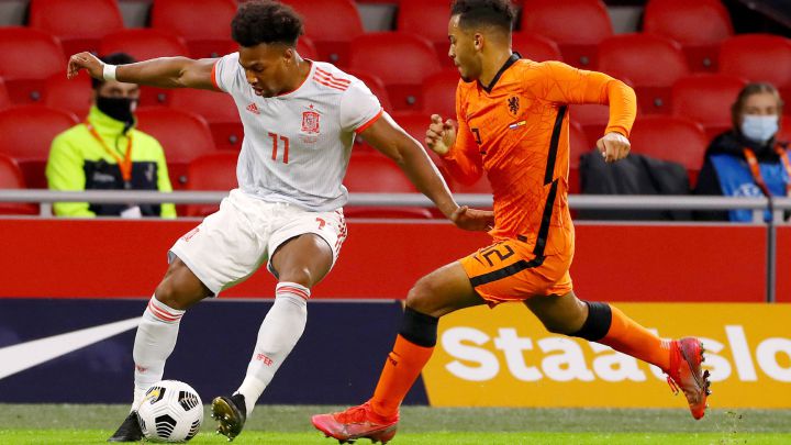 Adama Traoré, con el balón en el partido contra Holanda.