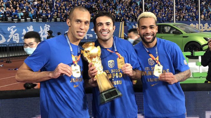 Miranda celebra el título junto a sus compañeros de equipo.