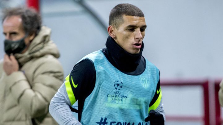 Torreira, calentando durante el Lokomotiv-Atlético.
