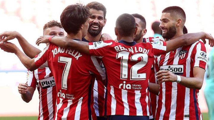 Los jugadores del Atlético celebran un gol al Granada.
