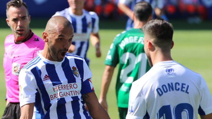 Yuri celebra un gol con Doncel.