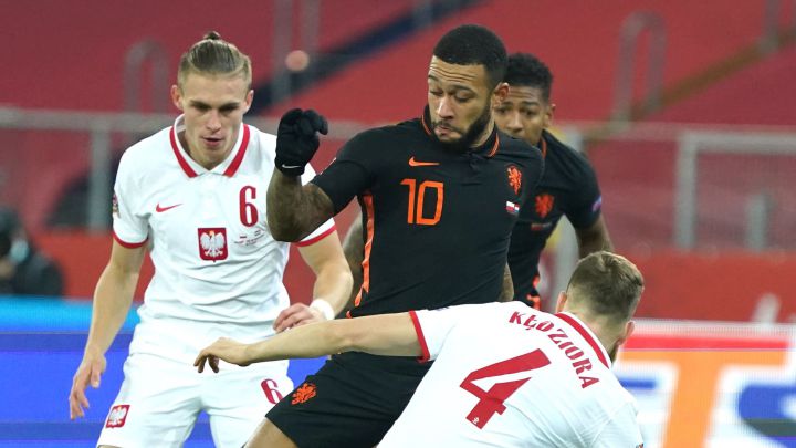 Kedziora intenta robarle el balón a Memphis Depay.