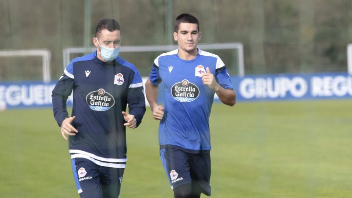 Jorge Valín corriendo en solitario en un entrenamiento del Deportivo