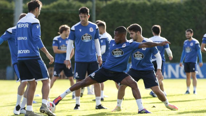 Claudio Beauvue y Miku, durante el entrenamiento del Deportivo.