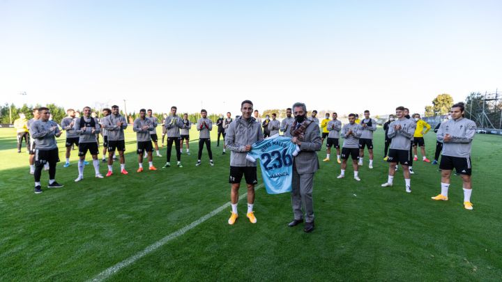 Hugo Mallo posa con la camiseta conmemorativa de sus 236 partidos con el Celta junto a Carlos Mouriño y la plantilla