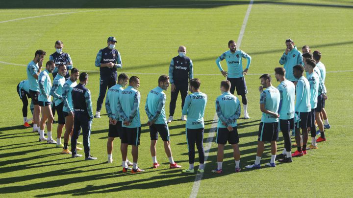 Paco López se dirige a su equipo.