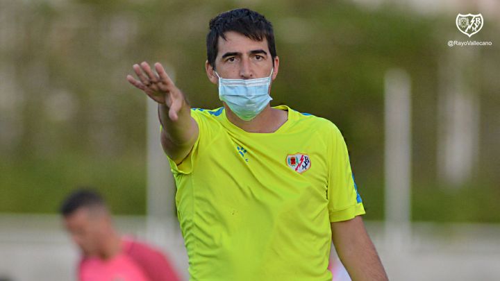 Iraola, dando instrucciones en un entrenamiento.