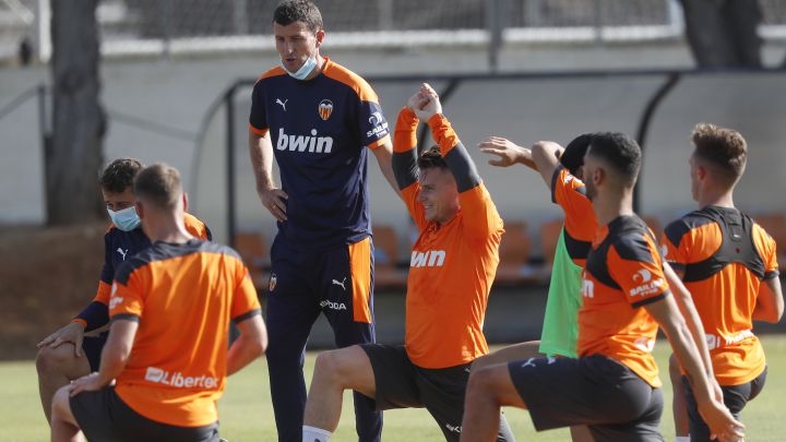Javi Gracia, en un entrenamiento del Valencia.