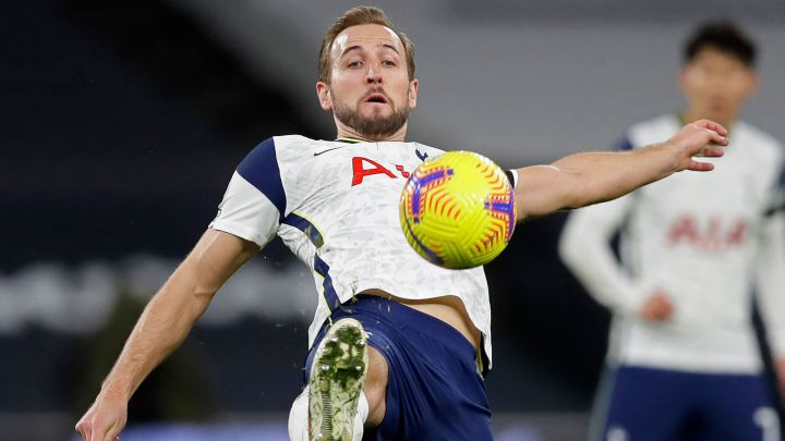 Harry Kane intenta controlar el balón en una jugada del Tottenham-Manchester City de la Premier League.