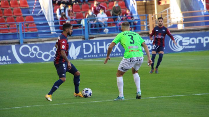 Nico Hidalgo busca el pase ante la presión de Góngora en el Extremadura-Talavera.