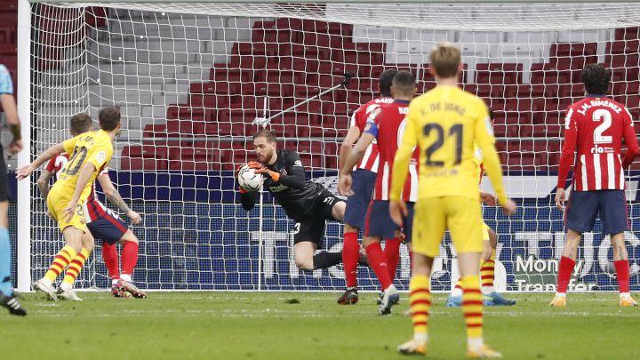 Oblak detiene un remate del Barcelona.