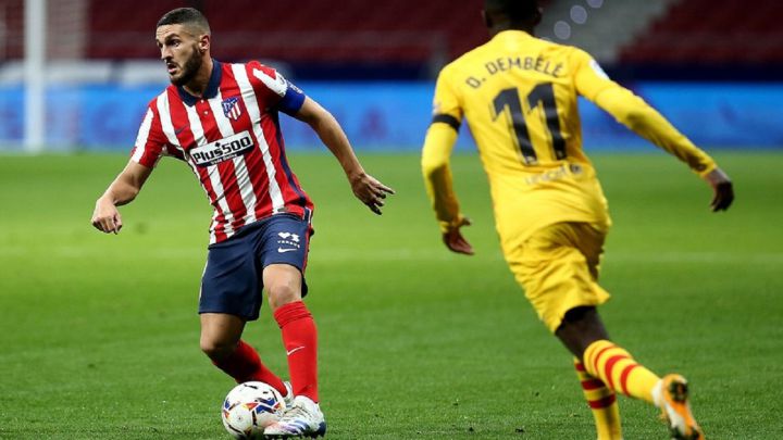 Koke controla el balón durante el partido contra el Barcelona.