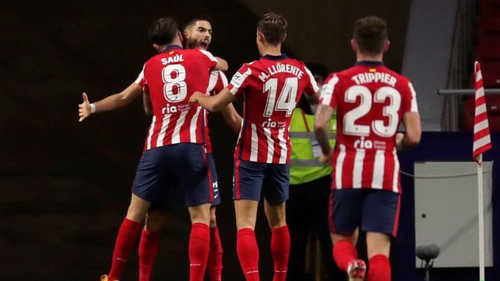 Los jugadores del Atlético celebran el gol al Barcelona.