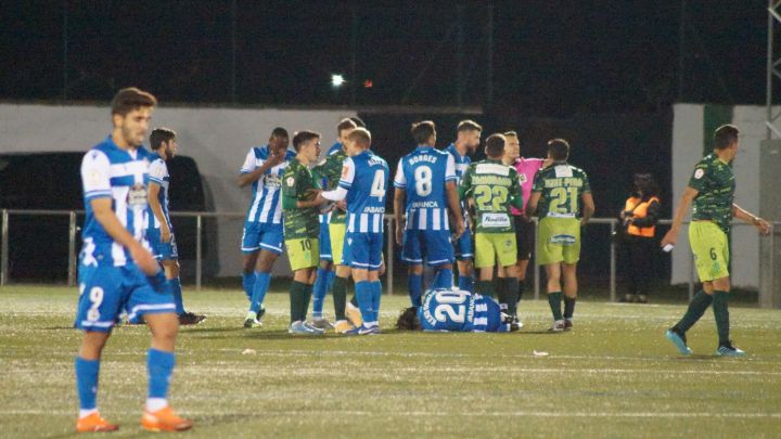 Los jugadores del Deportivo, discutiendo con los del Guijuelo y el árbitro tras una falta a Keko Gontán.
