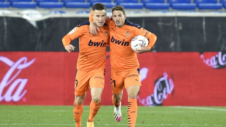 Kevin Gameiro y Manu Vallejo, tras el gol del gaditano contra el Alavés.