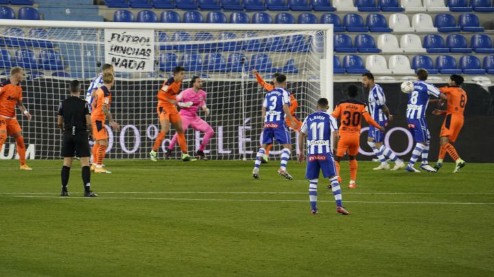 Acción que precede al primer gol del Alavés.
