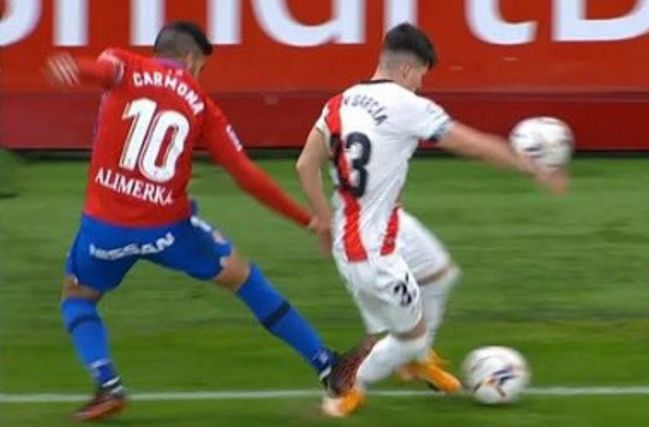 La dura entrada de Carmona a Fran García.