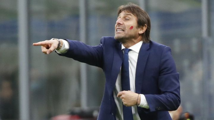 Antonio Conte da instrucciones a sus jugadores en el Inter de Milán-Torino de la Serie A.