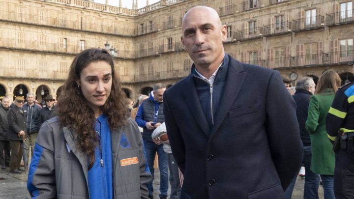 Luis Rubiales, presidente de la RFEF, y Nahikari, jugadora de la Real.