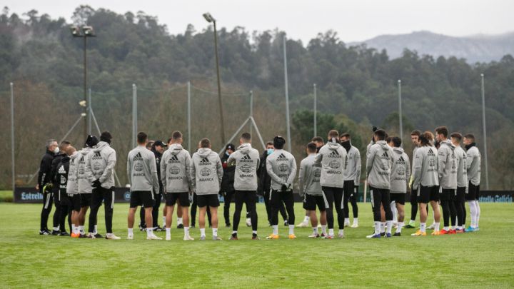 La plantilla del Celta mantiene una reunión durante su último entrenamiento en las instalaciones de A Madroa.