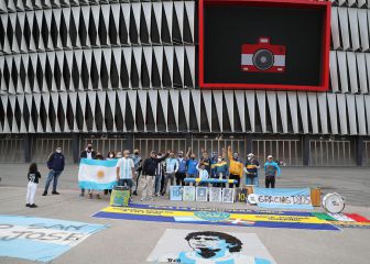 Cánticos y lágrimas argentinas para recordar a Maradona también en San Mamés