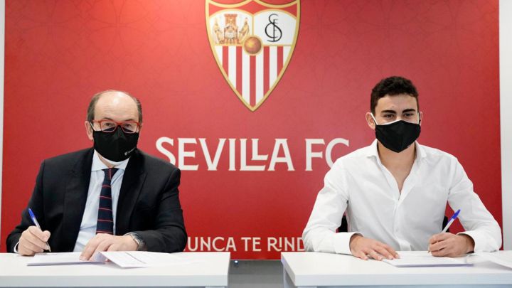 Pablo Pérez renueva con el Sevilla hasta 2024