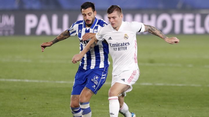 Toni Kroos conduce el balón ante la oposición de Joselu en el Real Madrid-Alavés de LaLiga Santander.