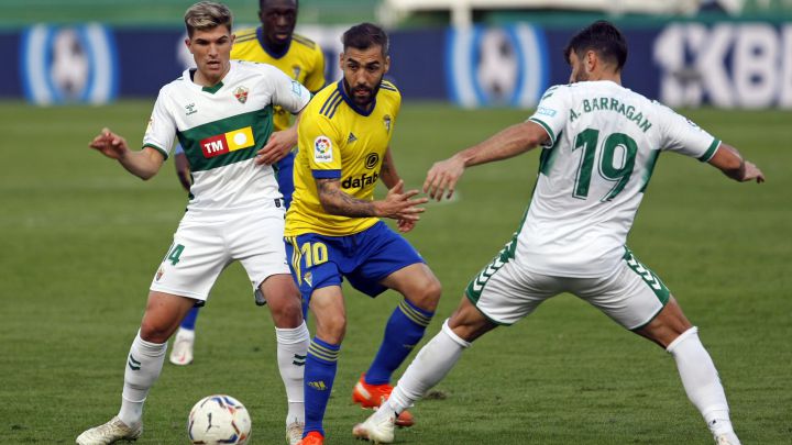 Perea, del Cádiz, ante Barragán y Raúl Guti, del Elche.
