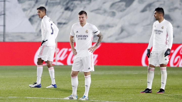 Varane, Kroos y Casemiro, durante el Real Madrid-Alavés.