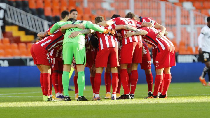Los futbolistas del Atlético hacen piña.