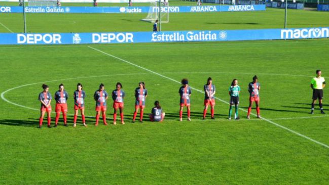Dapena, de espaldas, protesta durante el minuto de silencio de Maradona.
