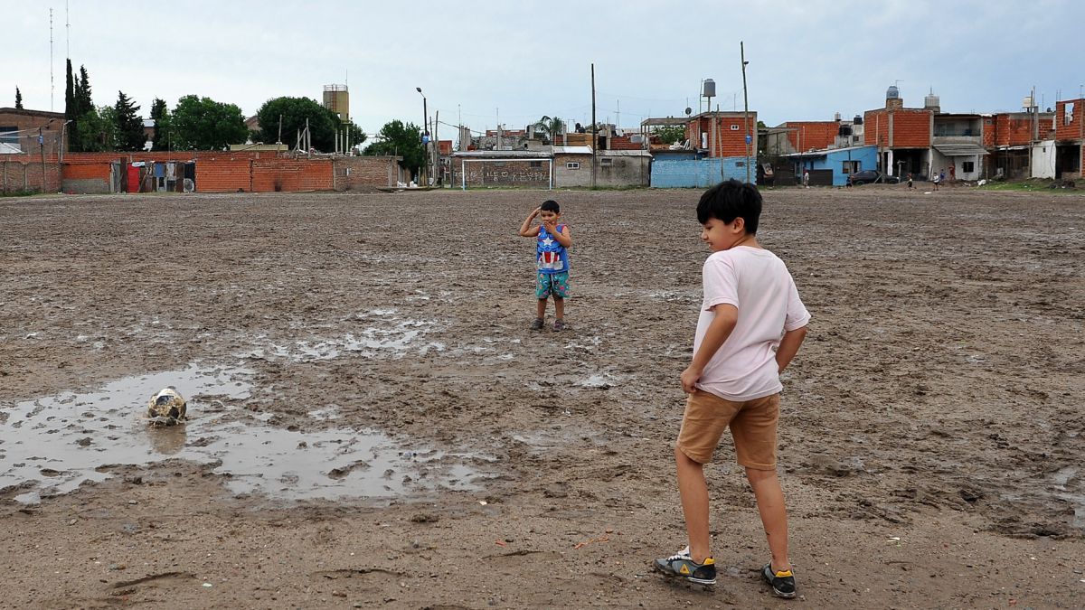 Fútbol en la cancha del Club Atlético Estrella Roja