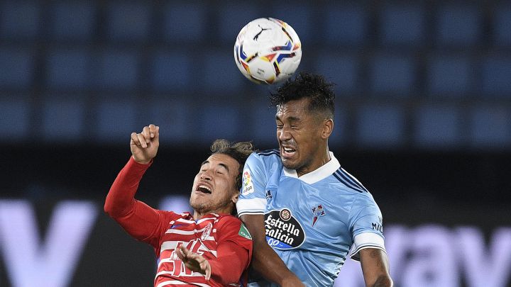 Renato Tapia pugna por un balón aéreo con Luis Milla