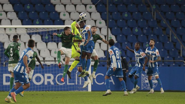 Carlos Abad imponiéndose por alto al ataque del Racing de Ferrol