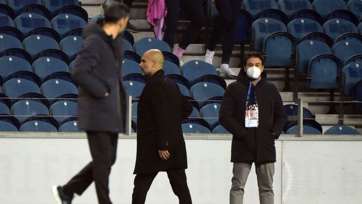 Guardiola abandona el terreno de juego ante la mirada de Sergio Conceiçao.